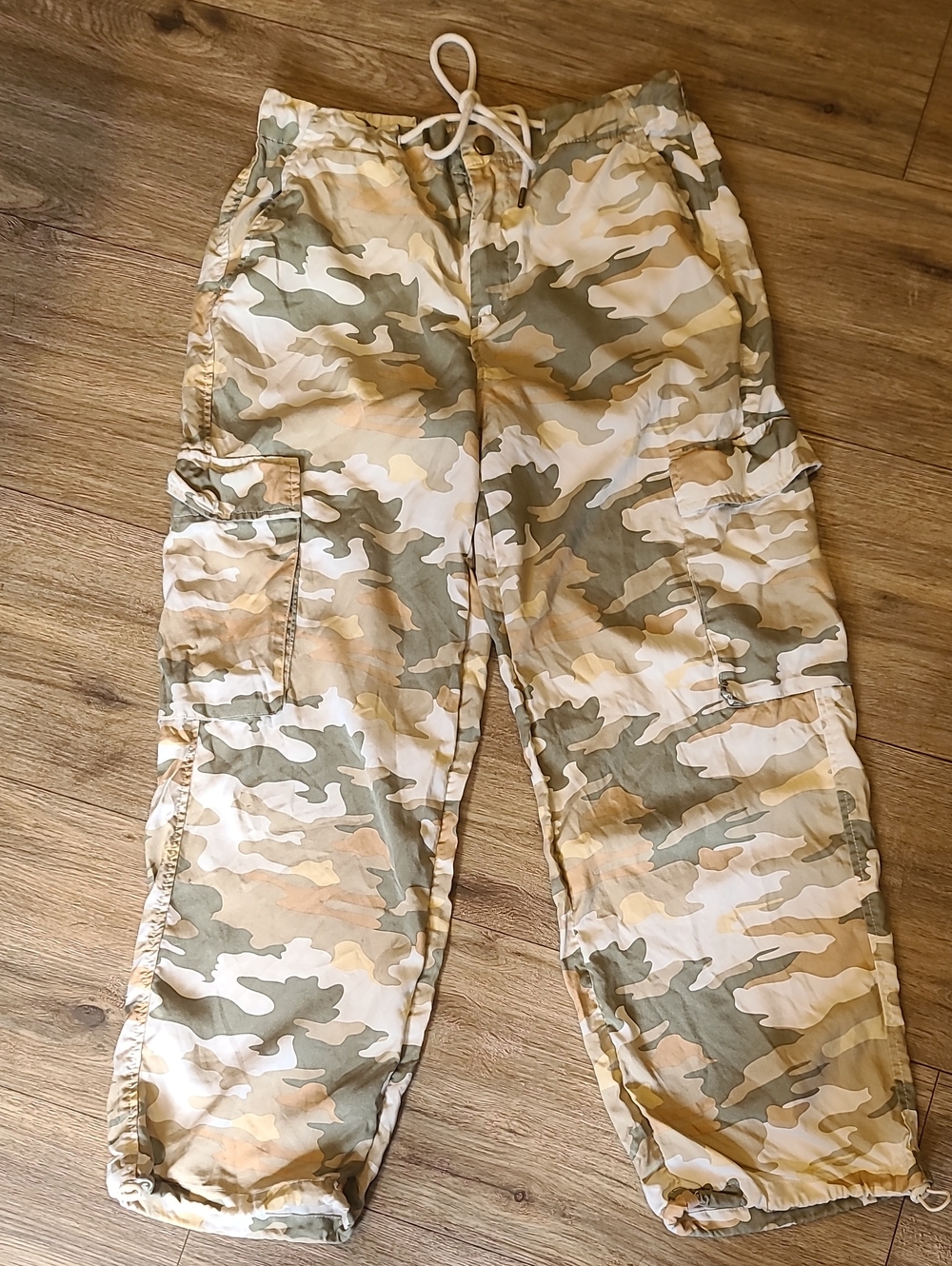Universal Thread Women's Mid-Rise Utility Cargo Pants - Green/Tan Camo Sz 6
